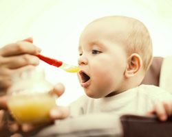 Il bambino viene nutrito